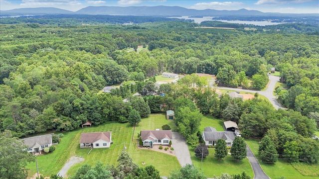 1700 Bluewater DR, Moneta, VA 24121