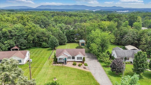 1700 Bluewater DR, Moneta, VA 24121