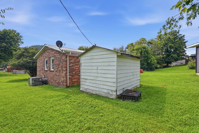 8 Thurman Dr, Celina, TN 38551