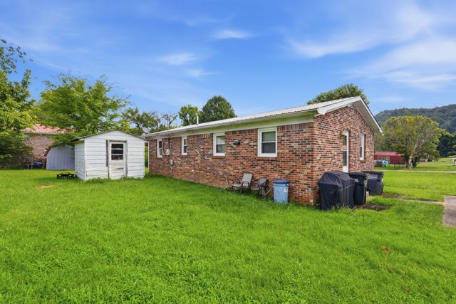 8 Thurman Dr, Celina, TN 38551