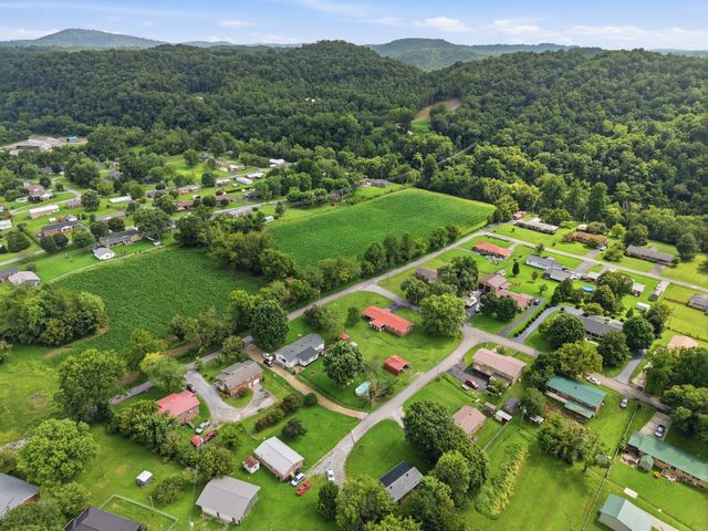 8 Thurman Dr, Celina, TN 38551
