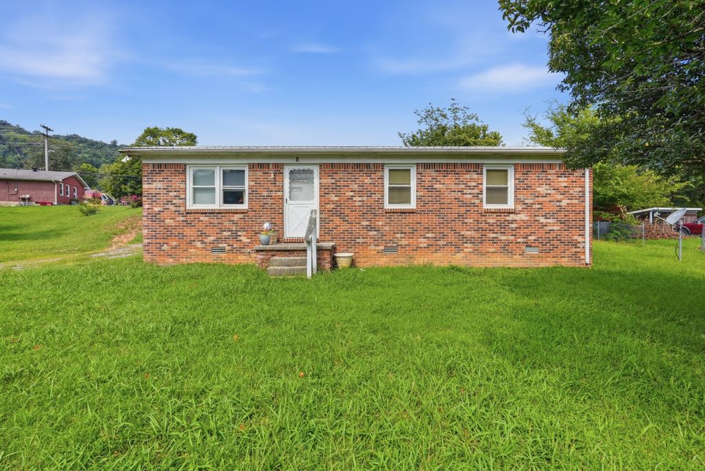 8 Thurman Dr, Celina, TN 38551