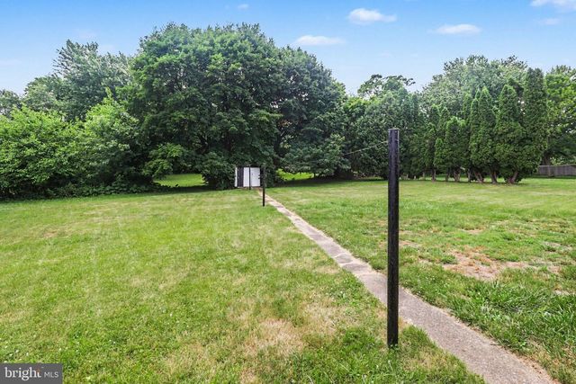 13 MESSICK DR, Middletown, PA 17057