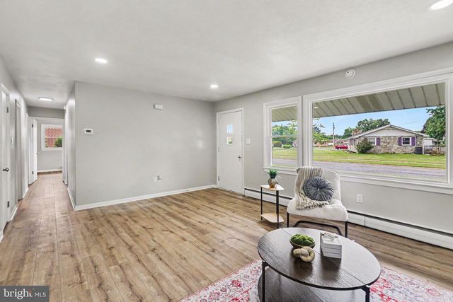 13 MESSICK DR, Middletown, PA 17057