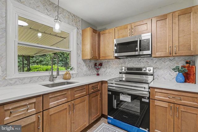 13 MESSICK DR, Middletown, PA 17057
