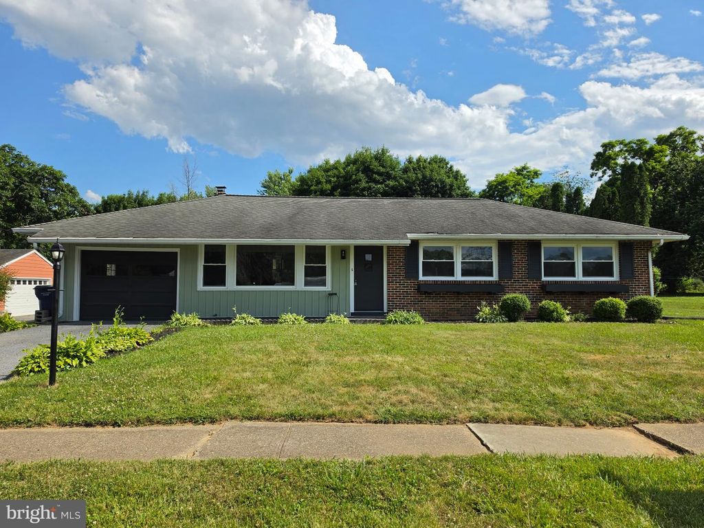 13 MESSICK DR, Middletown, PA 17057