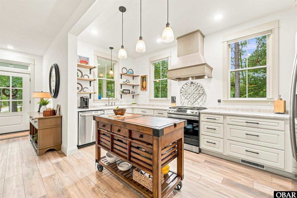 Image 8 of property listing at 141 Tuscarora Ct, Manteo, NC 27954