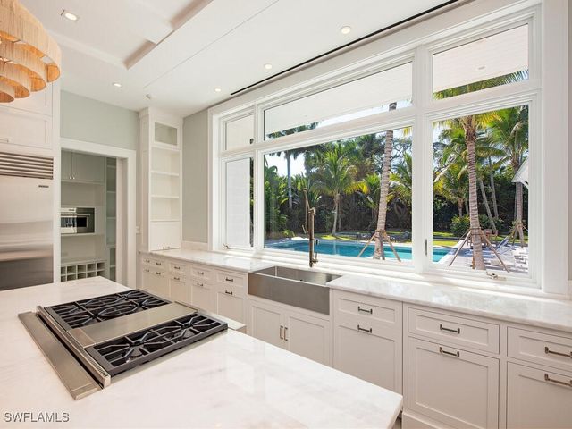 225 4th AVE N, Naples, FL 34102