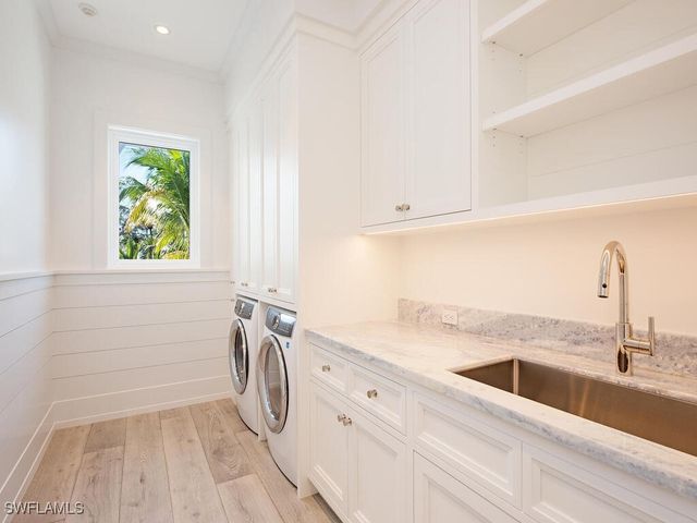 225 4th AVE N, Naples, FL 34102