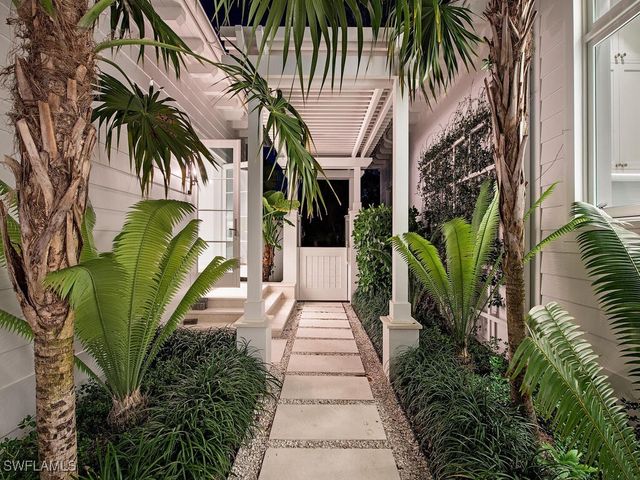 225 4th AVE N, Naples, FL 34102