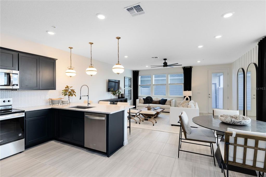 Image 5 of property listing at 10106 HADLEY STREET, Orlando, FL 32829