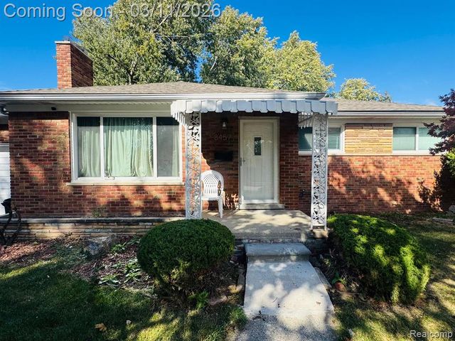 8457 Menge, Center Line, MI 48015