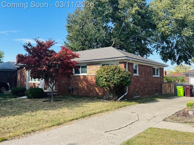 8457 Menge, Center Line, MI 48015