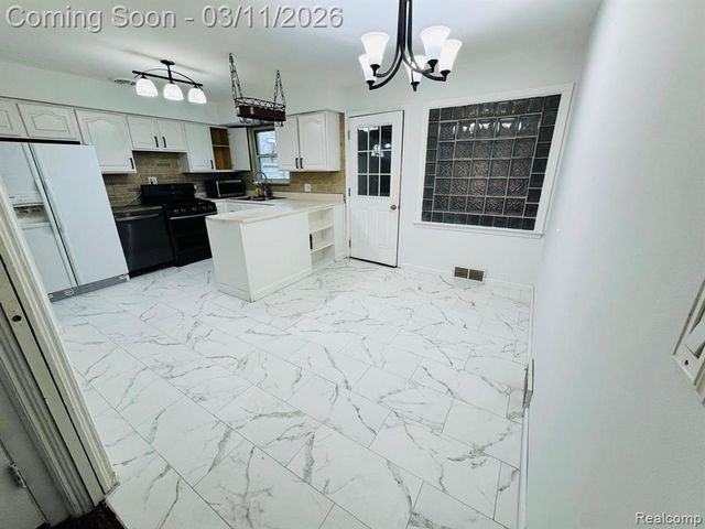 8457 Menge, Center Line, MI 48015