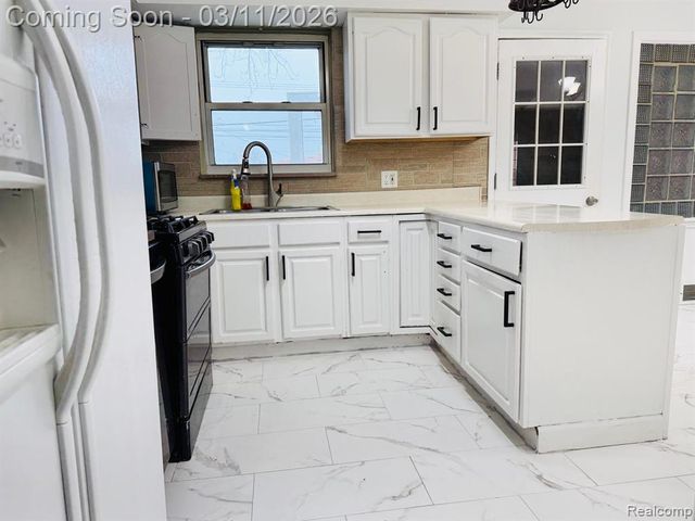 8457 Menge, Center Line, MI 48015