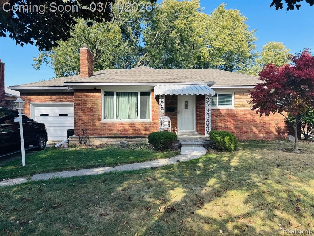 8457 Menge, Center Line, MI 48015