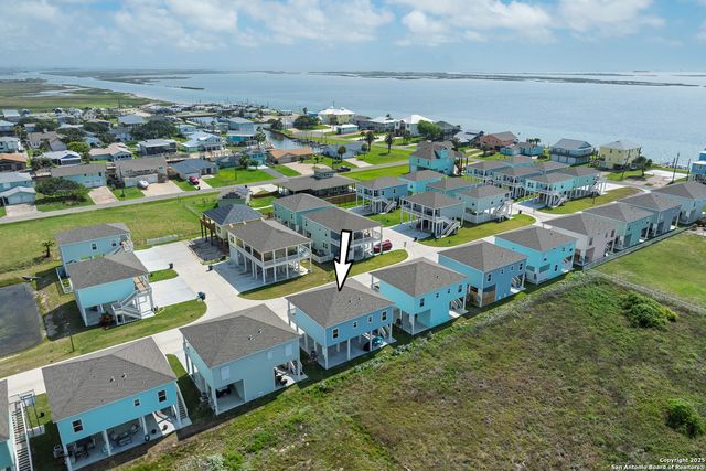 203 Paradise Dr, Rockport, TX 78382