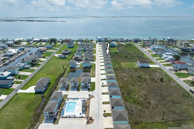 203 Paradise Dr, Rockport, TX 78382