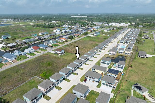 203 Paradise Dr, Rockport, TX 78382