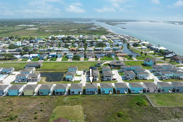 203 Paradise Dr, Rockport, TX 78382