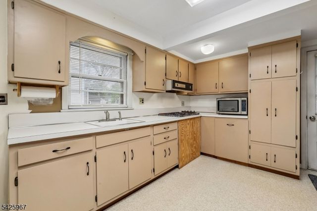 164 E High St, Somerville Boro, NJ 08876