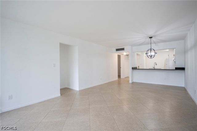 1083 Forest Lakes DR 206, Naples, FL 34105