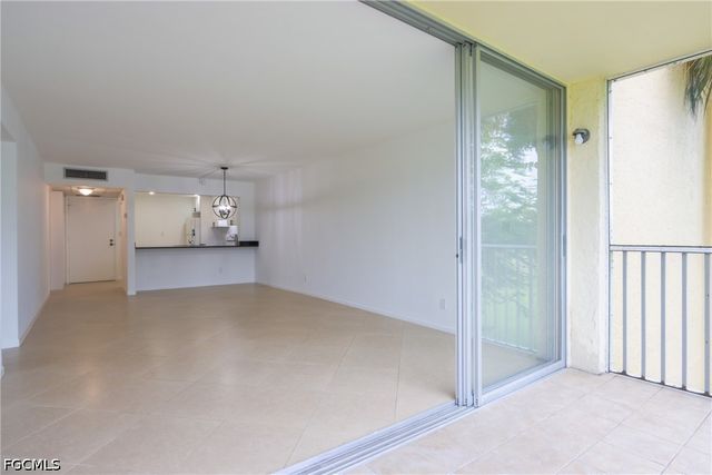 1083 Forest Lakes DR 206, Naples, FL 34105