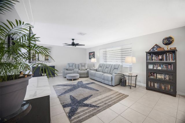 6121 SW 16th St, Plantation, FL 33317