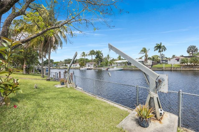 6121 SW 16th St, Plantation, FL 33317