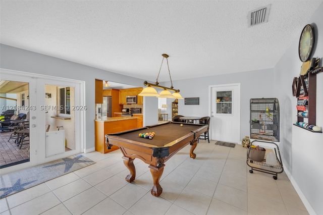 6121 SW 16th St, Plantation, FL 33317