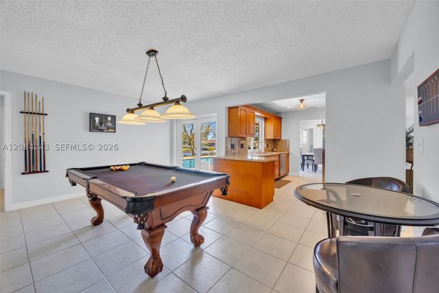 6121 SW 16th St, Plantation, FL 33317