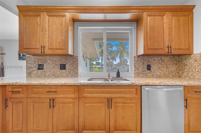 6121 SW 16th St, Plantation, FL 33317