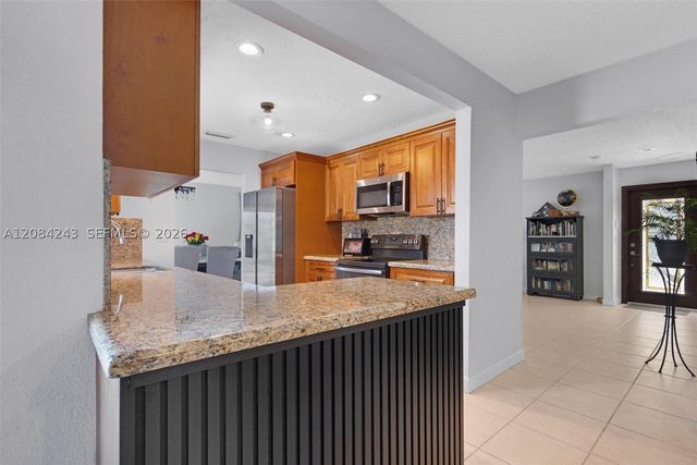 6121 SW 16th St, Plantation, FL 33317