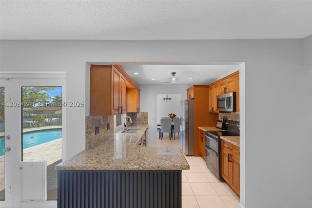 6121 SW 16th St, Plantation, FL 33317