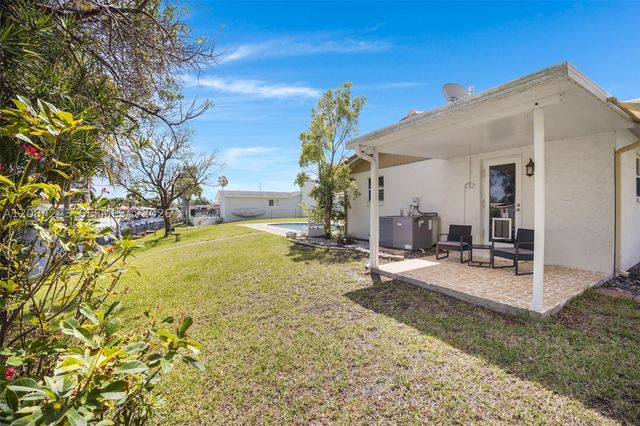 6121 SW 16th St, Plantation, FL 33317
