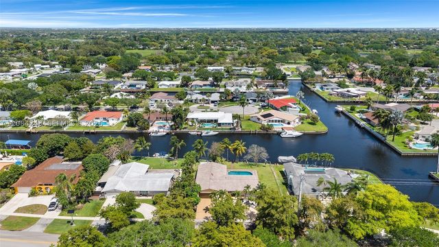 6121 SW 16th St, Plantation, FL 33317