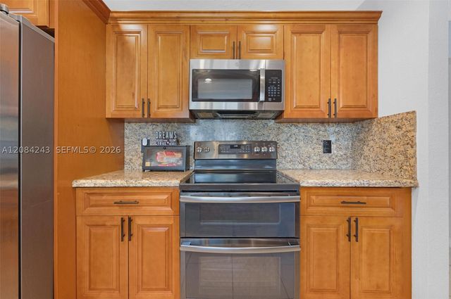 6121 SW 16th St, Plantation, FL 33317