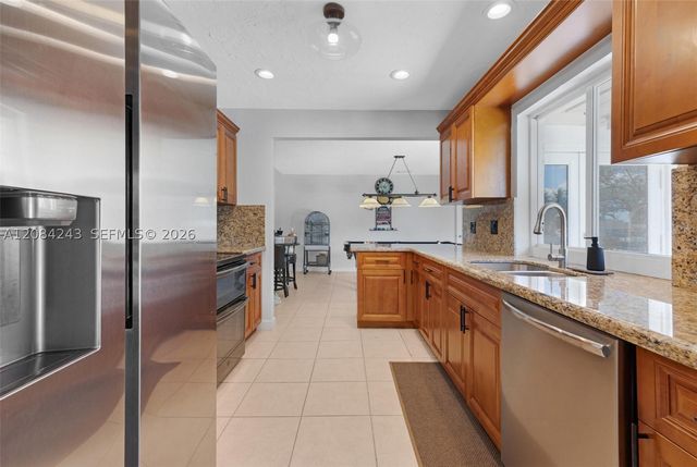 6121 SW 16th St, Plantation, FL 33317