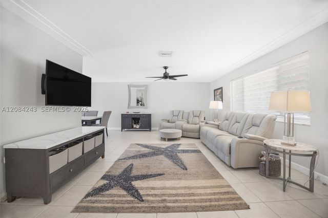 6121 SW 16th St, Plantation, FL 33317