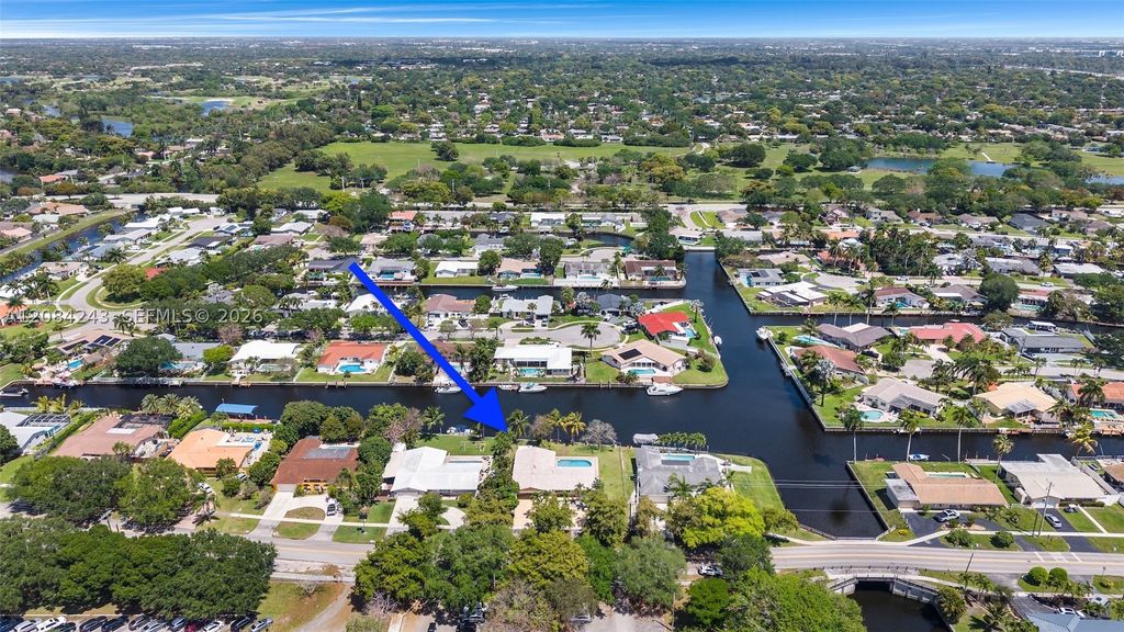 6121 SW 16th St, Plantation, FL 33317