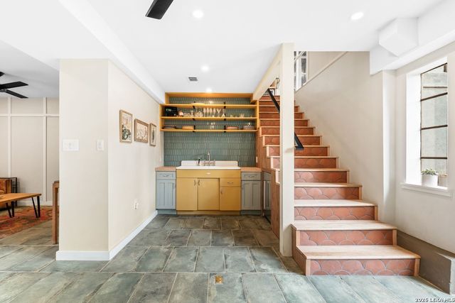 105 Zambrano, Terrell Hills, TX 78209