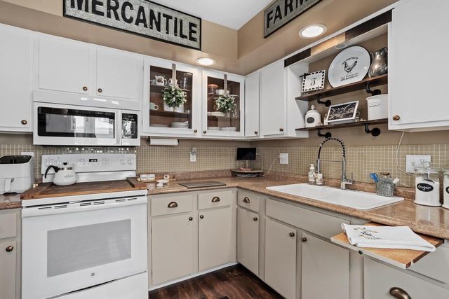 2003 N Lexington Drive, Janesville, WI 53545