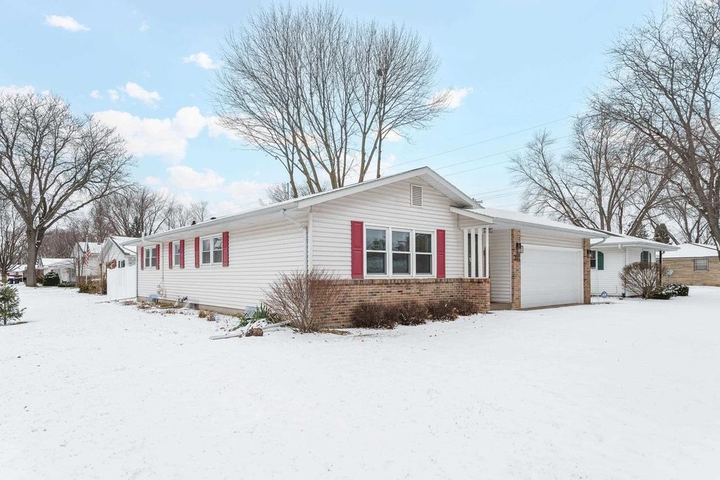 2003 N Lexington Drive, Janesville, WI 53545