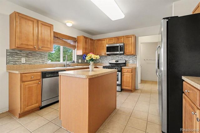 9889 High Meadow Drive, Ypsilanti, MI 48198