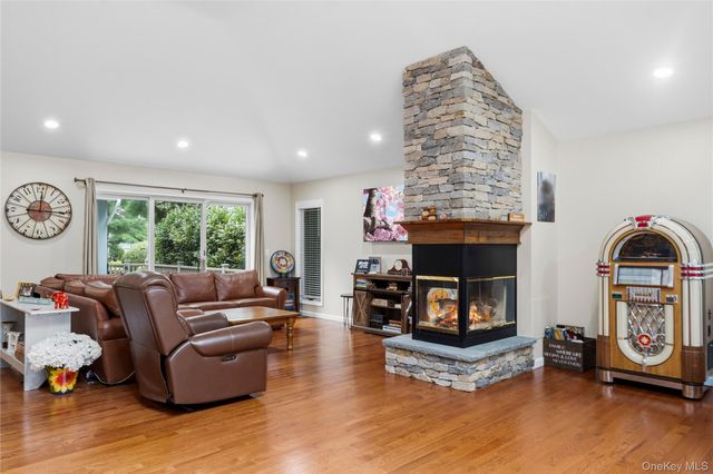 1 Gerriet Court, Northport, NY 11768