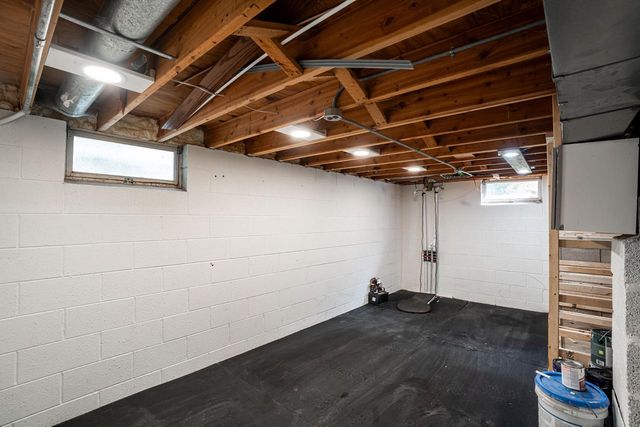 604 W Zedler LANE, Mequon, WI 53092