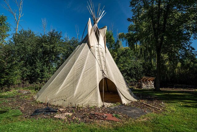 604 W Zedler LANE, Mequon, WI 53092