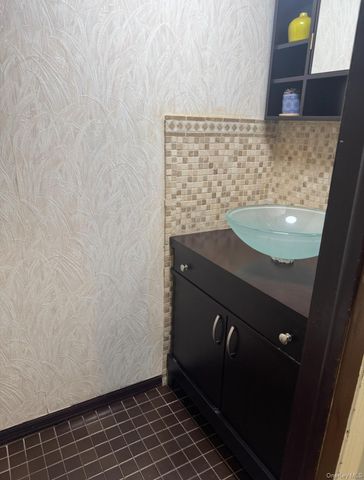 88 E Valley Stream Boulevard 9, Valley Stream, NY 11580