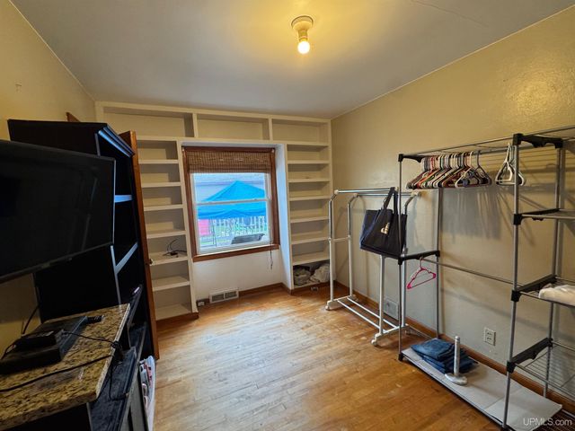 1824 S 9th Avenue, Escanaba, MI 49829