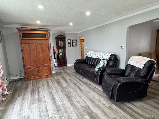 1824 S 9th Avenue, Escanaba, MI 49829